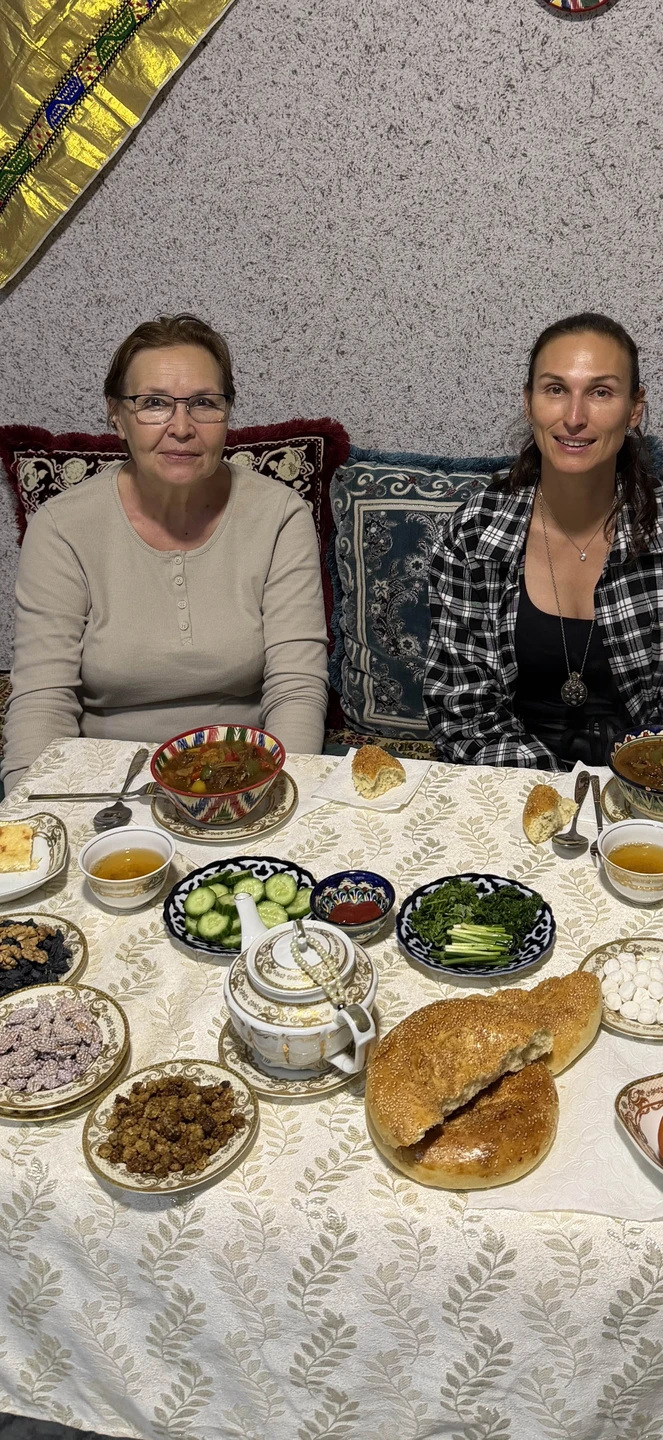Побывали с мамой в настоящем узбекском доме на мастер-классе по приготовлению лагмана. Премудростям кулинарии нас обучала