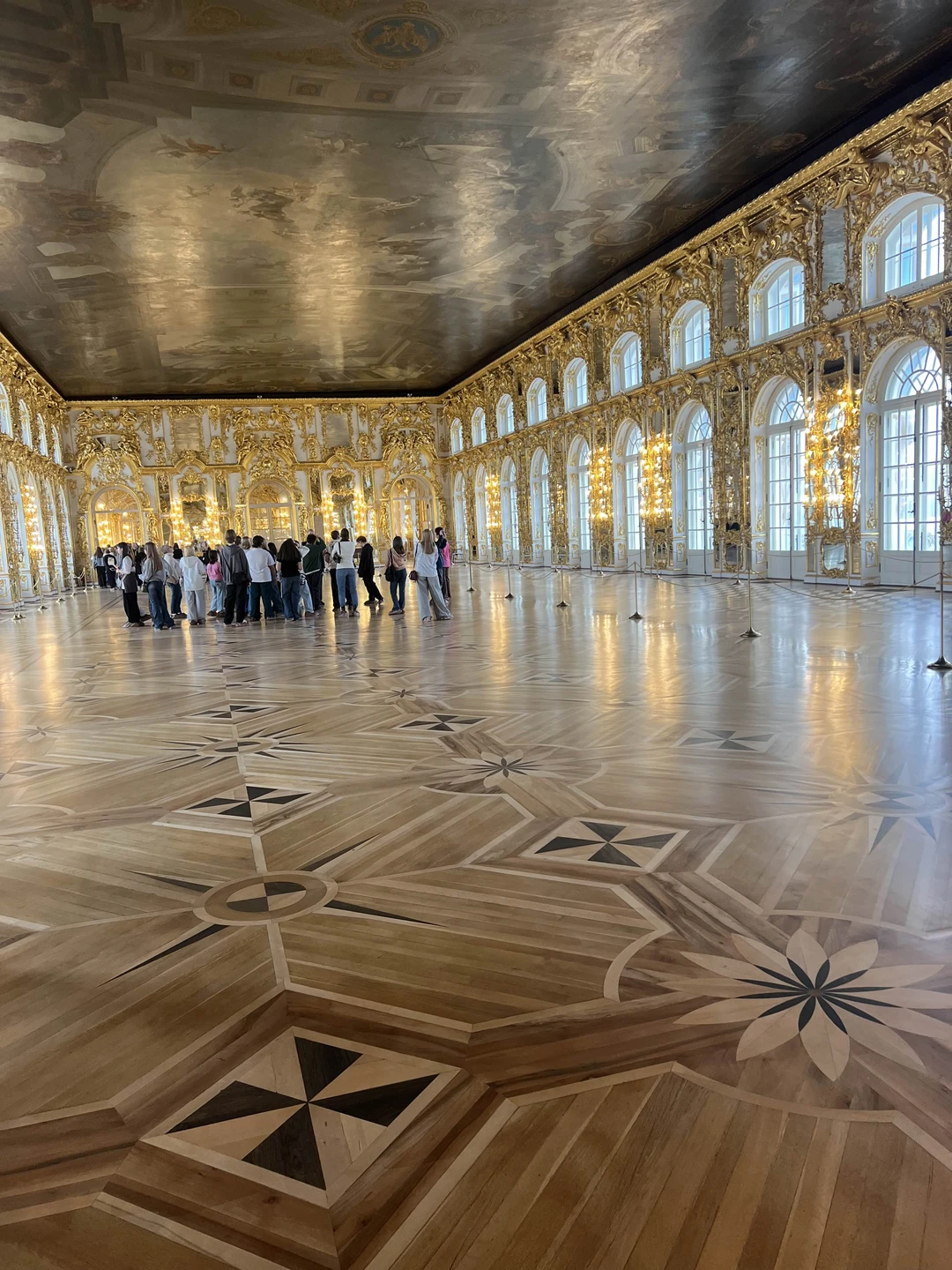 Очень хорошо съездили в Царское село с Александром. Ведет машину хорошо, рассказывает достаточно интересно. Забрал нас