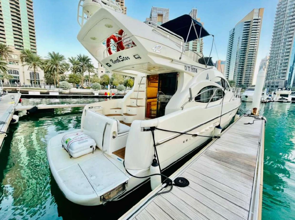 Прогулка на VIP-яхте по Дубаю - с купанием или рыбалкой