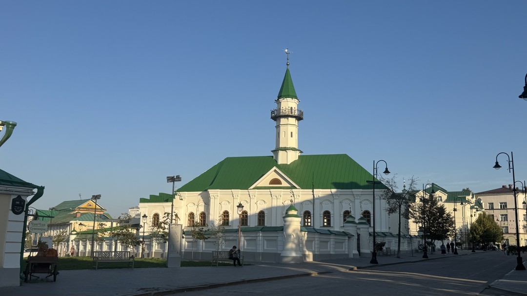 Нас сопровождал гид Динар. Интеллигентный, умный, образованный молодой человек! С легкостью погрузил нас в историю, в