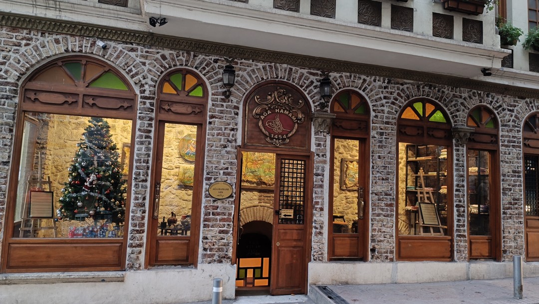 Была прекрасная экскурсия Стамбул: город воспоминаний. Что поражает в Стамбуле: вот центральная улица, толпы туристов, свернул