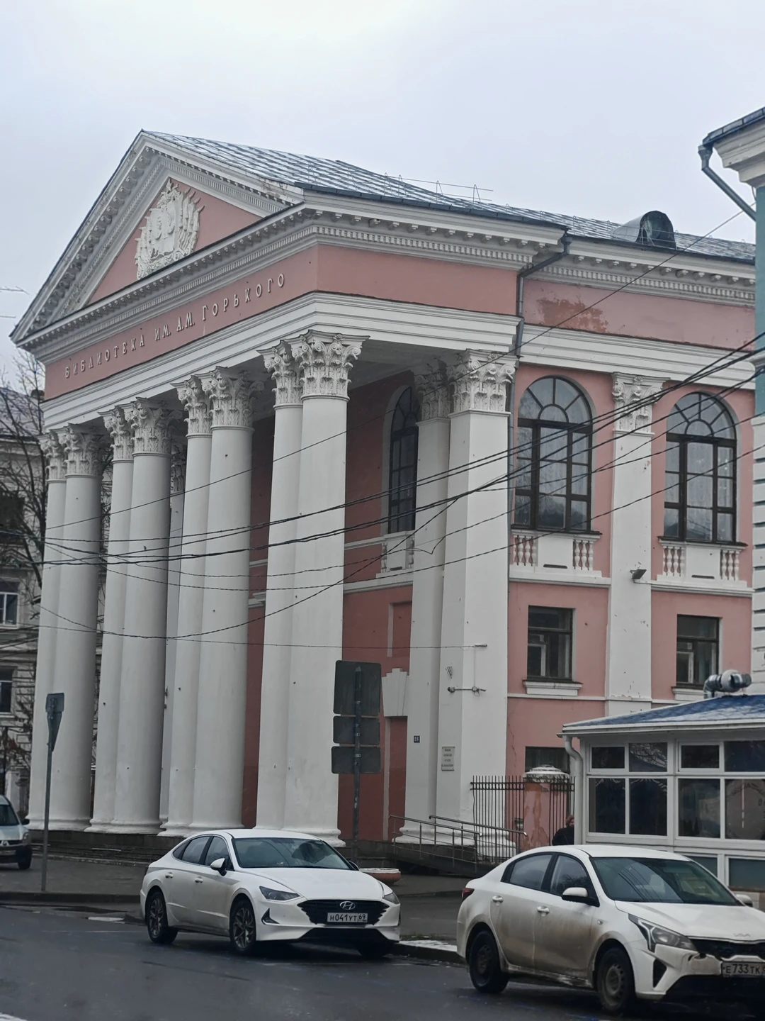 Виктория прекрасный гид, отличное знание материала. Приятное впечатление оставила прогулка по городу. Погода была промозглой, через