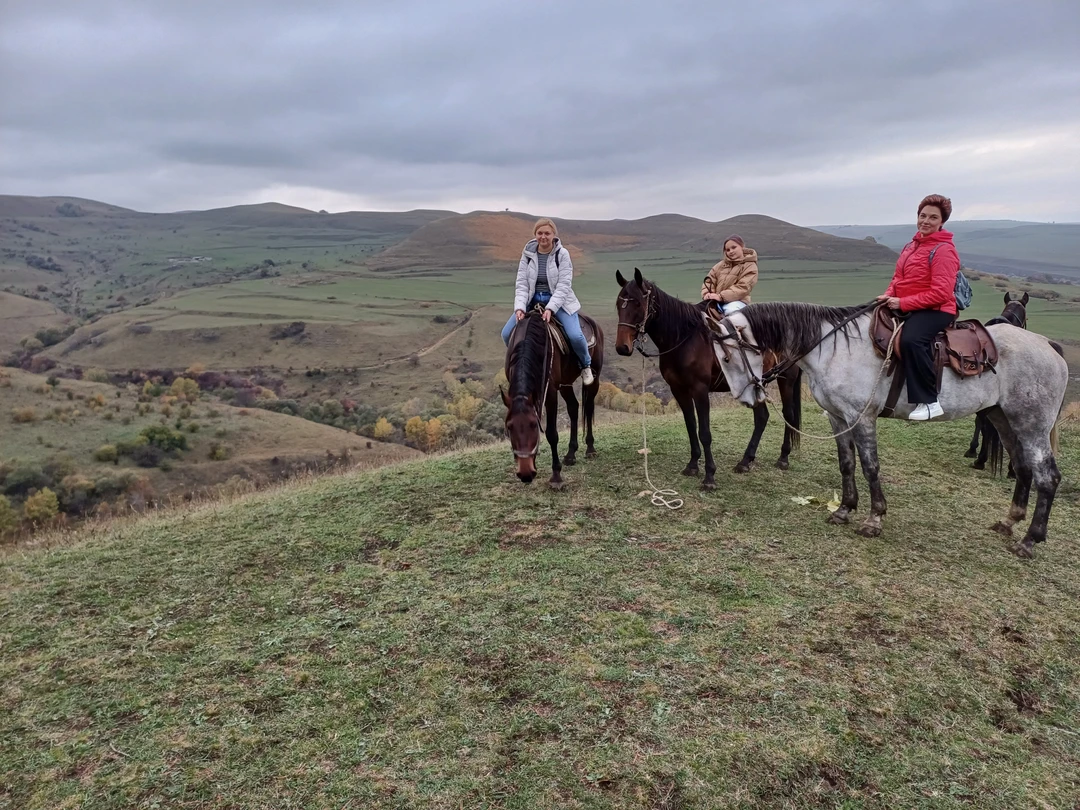 Конная прогулка над ущельем в мини-группе (Мария)
