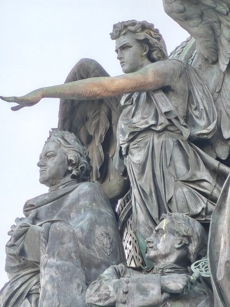 Специально выбирали экскурсию с хорошим рассказчиком длительностью около 1,5 часов, чтобы дети воспринимали и слушали.