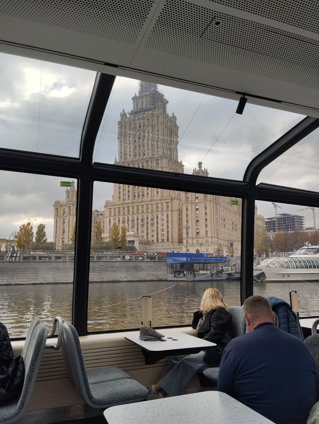 1 ноября я посетила данную экскурсию на речном электросудне. Я в восторге!!! Когда намечала себе экскурсию, она должна была удовлетворить моим