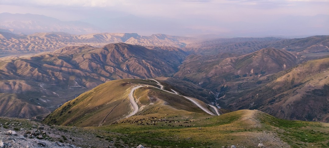 В августе мы проехали маршрут "В мире зеркальных озёр и перевалов". Нашим гидом был Дмитрий, очень