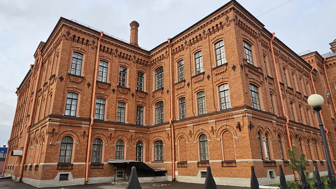 Познавательная экскурсия вдали от центра по бывшим рабочим окраинам города. Анна рассказывает бодро и интересно историю