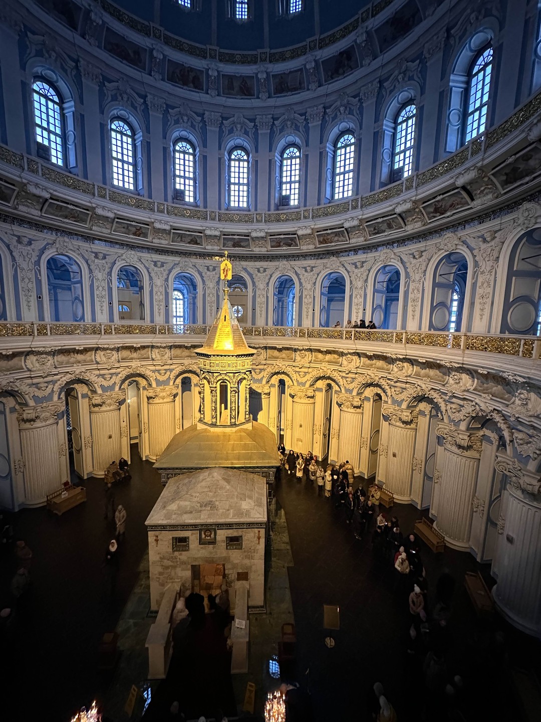 У нас была группа из 6ти человек и все остались очень довольны экскурсией, которую нам провел