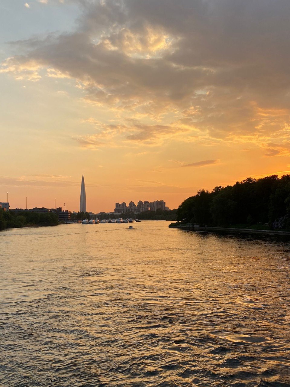 Вдоль Петроградской стороны - на катере в небольшой группе (Вера)