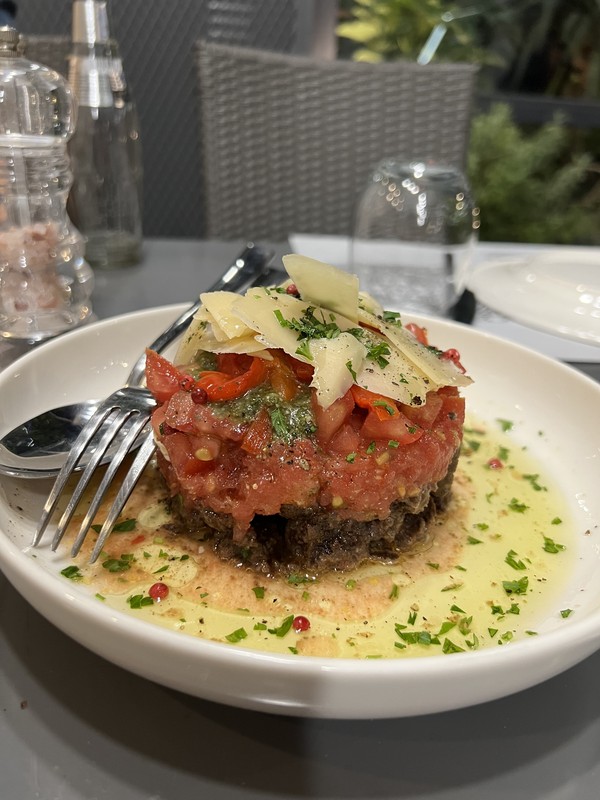 Вкус Афин: сыры, оливки, пироги и вино