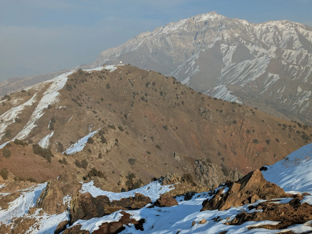 Осеннее затишье в климатических явлениях предоставило возможность порадовать глаз картинками межсезонья в горах. Нет уже весенней