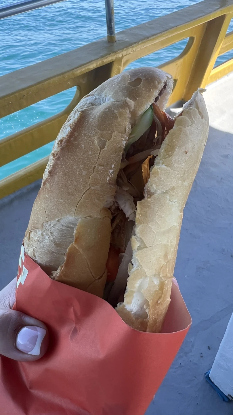 Алексей зе бест! Очень внимательное отношение к каждому погружающемуся, подробный инструктаж, спокойная и дружелюбная атмосфера. Есть