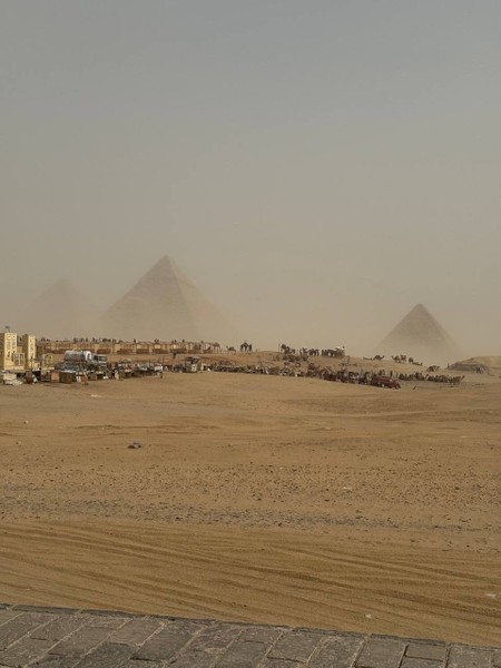 Очень насыщенная программа, нам «повезло» поймать сильный ветер, который перерос практически в песчаную бурю. Песок попадавший