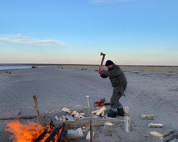 На катере к участку Вонгурей, отдых на берегу Баренцева моря, выброшенный корабль «Севастополь»