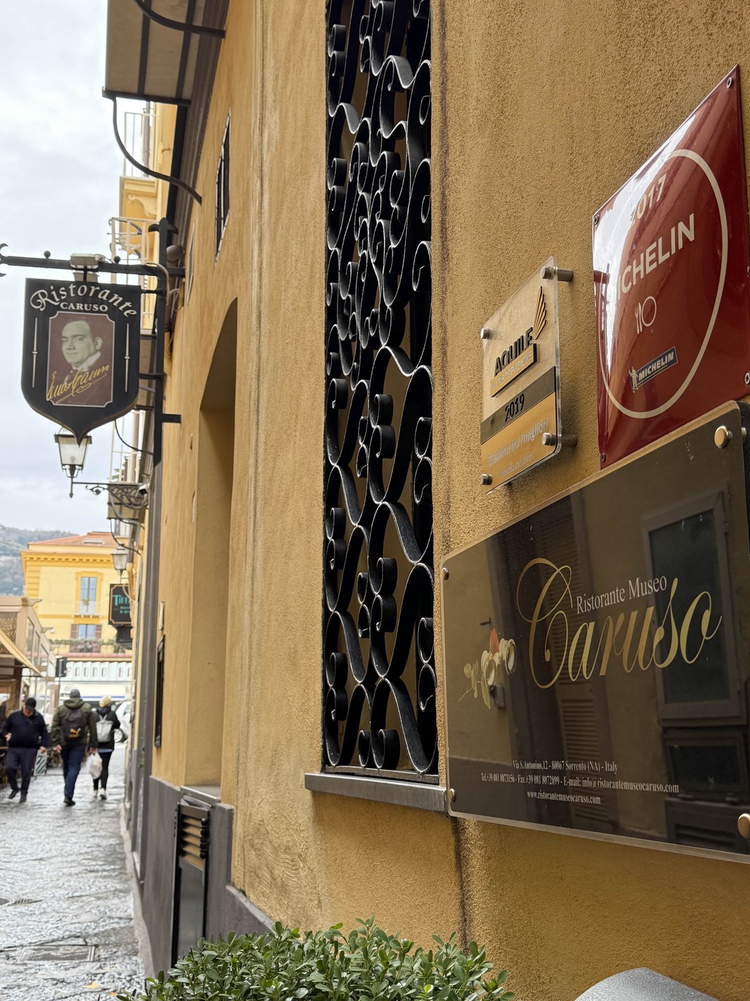 Павел прекрасный экскурсовод с великолепными знаниями истории. Наша поездка оставила неизгладимые, восторженные эмоции. Он показал нам