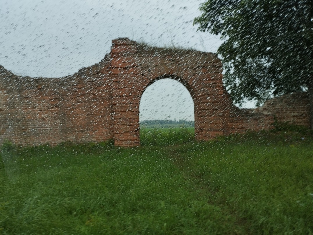 Андрей провел нам увлекательную экскурсию по Орлу и Сабуровской крепости. Мы познакомились с удивительно дружебным и