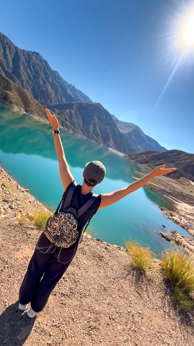 Договорились с Александром о поездке в горы. Путешествие включало в себя остановки в красивых местах, дегустацию