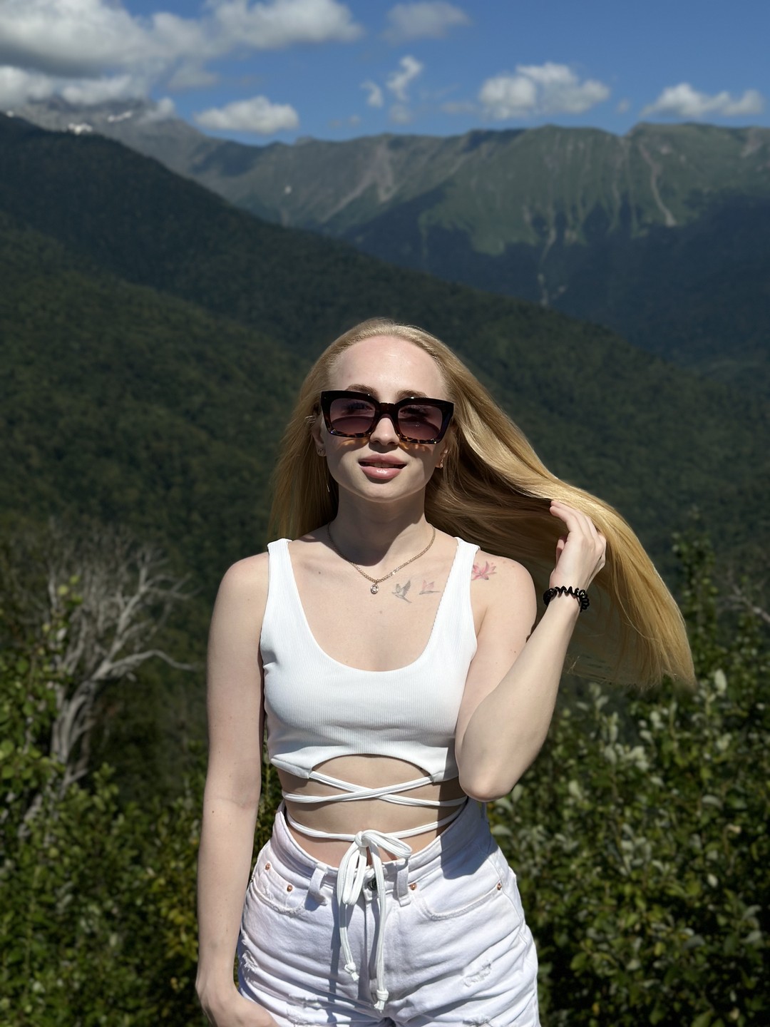 Это было прекрасным решением. Вырвались с мужем с городской суеты, перезагрузится. В Сочи впервые. Александр прокатил