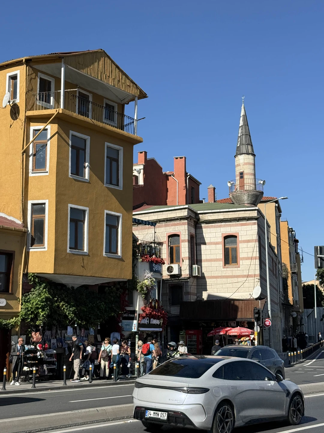 Женя - по-русски)))))!!!!! Гид потрясающий!