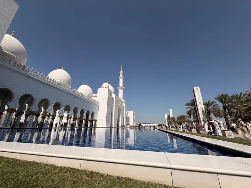 Сопровождал нас гид - Джованни. Встретил в отеле, возил на комфортном авто по всем локациям, рассказал