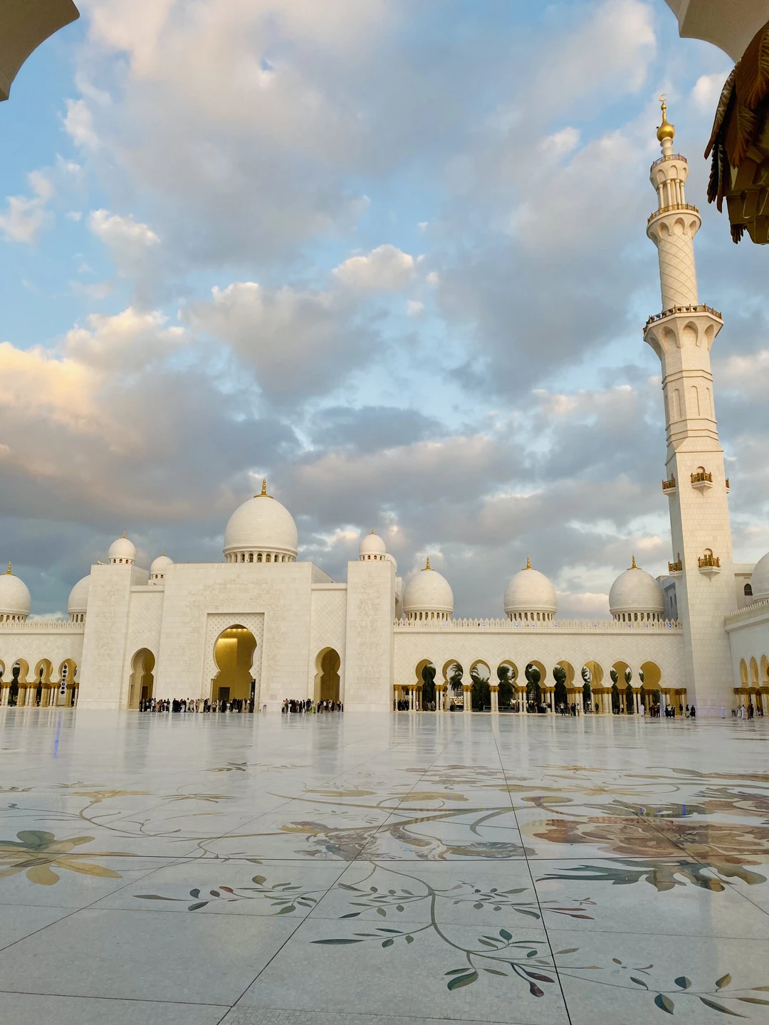 Спасибо Максиму за экскурсию. Очень оперативно отвечает, буквально за минуты. Попросила скорректировать маршрут так как мне