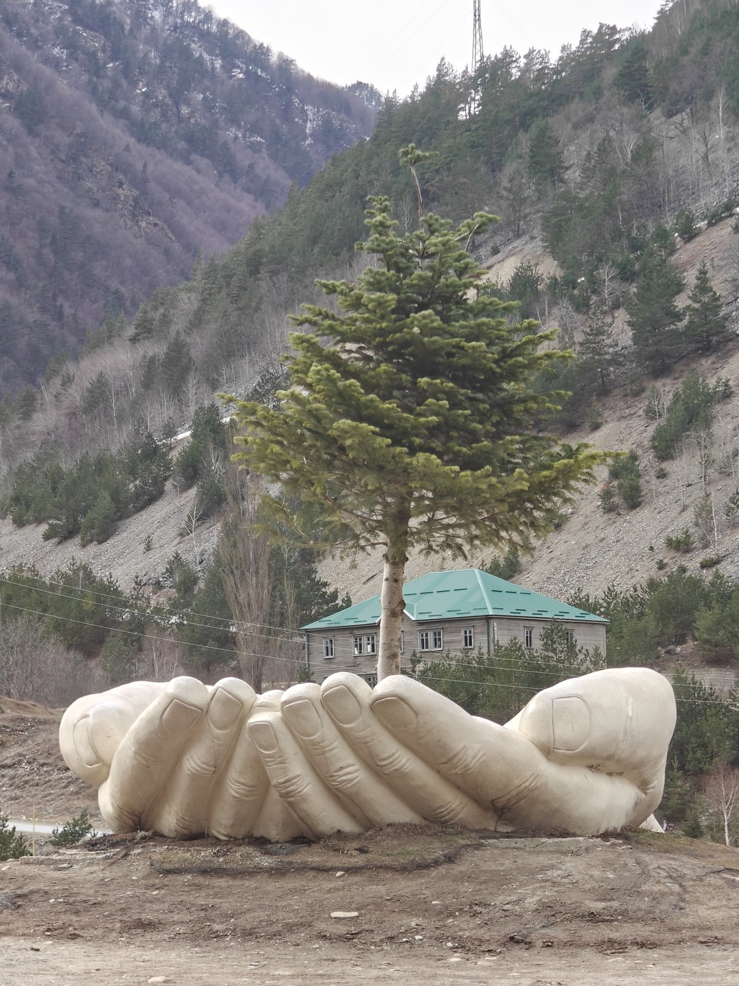 Отличный гид, комфортный автомобиль. Армен провез по самым красивым местам Осетии, показал такие уголки, где просто