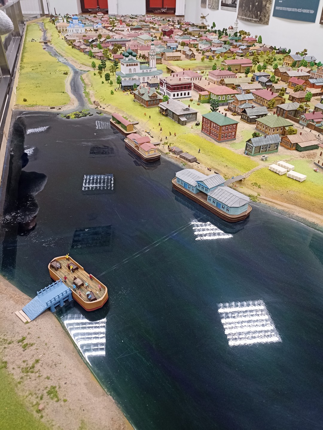 Были обособленной группой 9 человек, в том числе двое подростков (средняя школа). Анатолию удалось всех заинтересовать