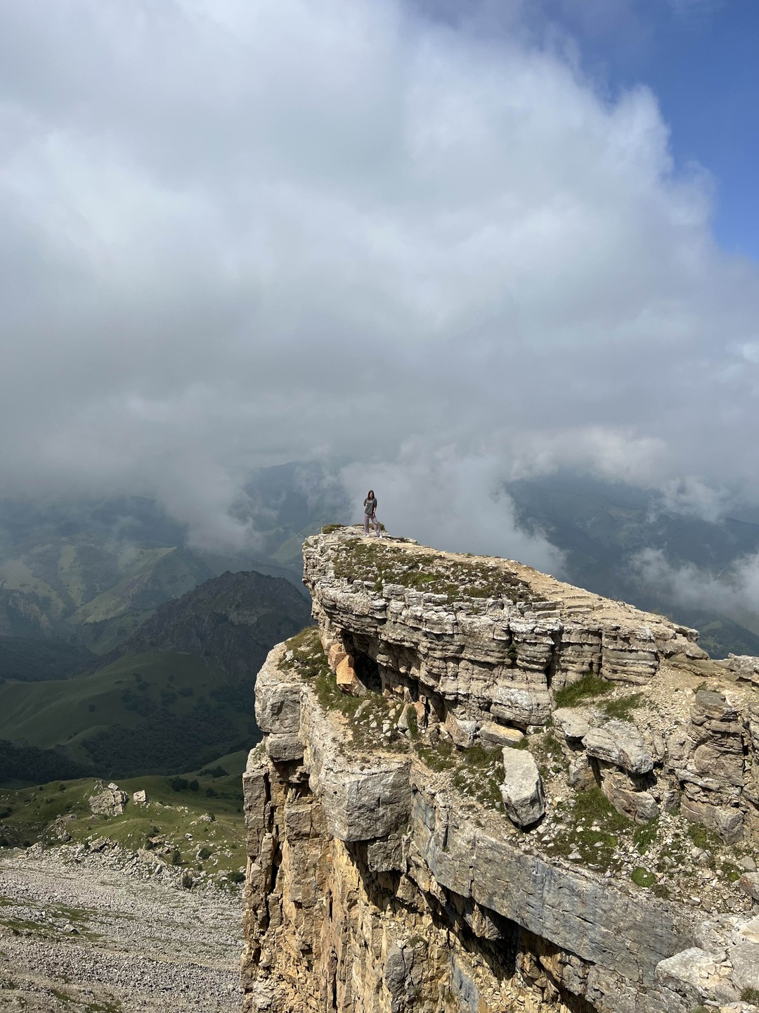 Экскурсия невероятная! У нас на замену был гид Денис. Всё было замечательно! Локации головокружительной красоты, Денис