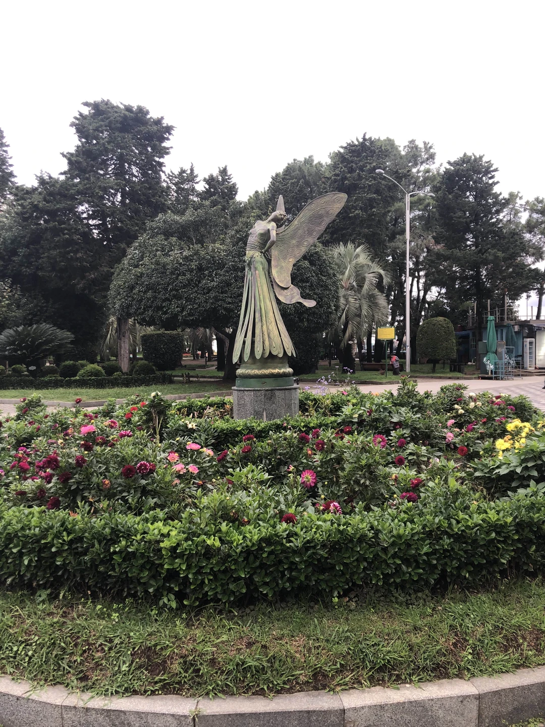 Экскурсия очень увлекательная- гид досконально знает историю каждого строения в старом Батуми. Думаю, что без него