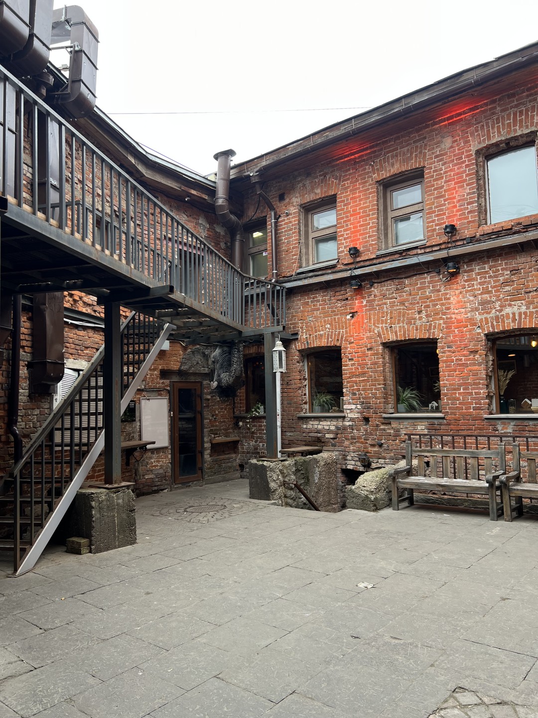 Экскурсия превзошла все наши ожидания! Сначала нас укутали в шарфы, а потом выдали специальную аппаратуру, так