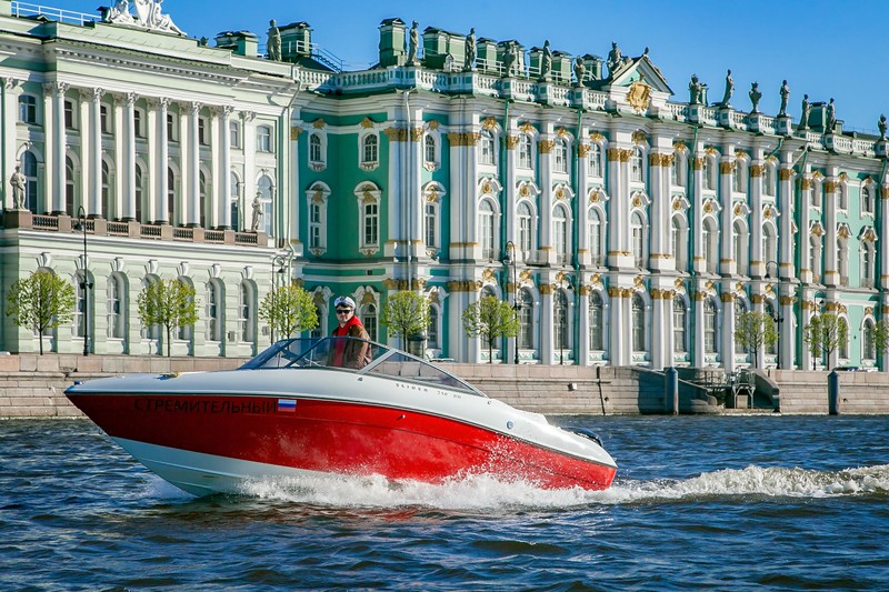 На катере — по Финскому заливу и центру города