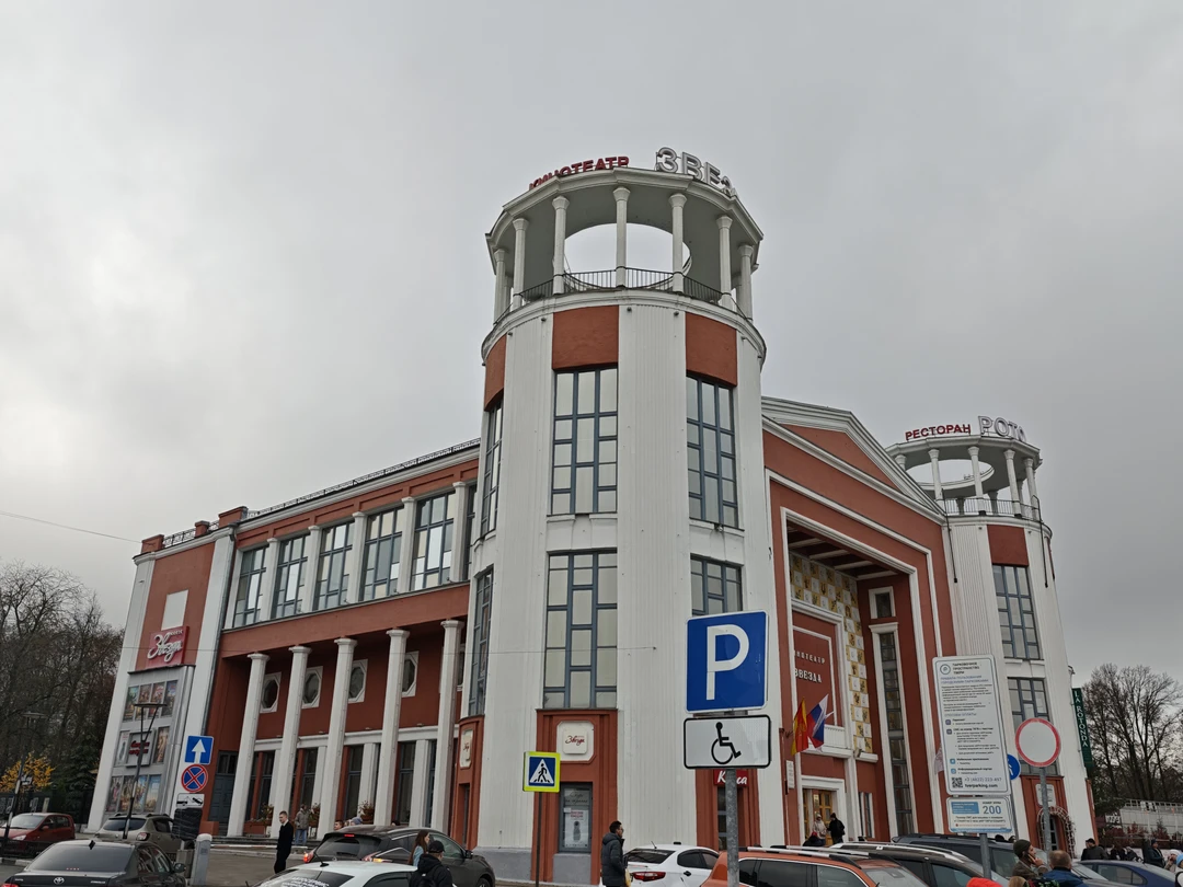 Отличный, эрудированный, интеллектуальный гид. Много фактов преподносятся интересно и связано. Переходы от эпохи к эпохе логичные