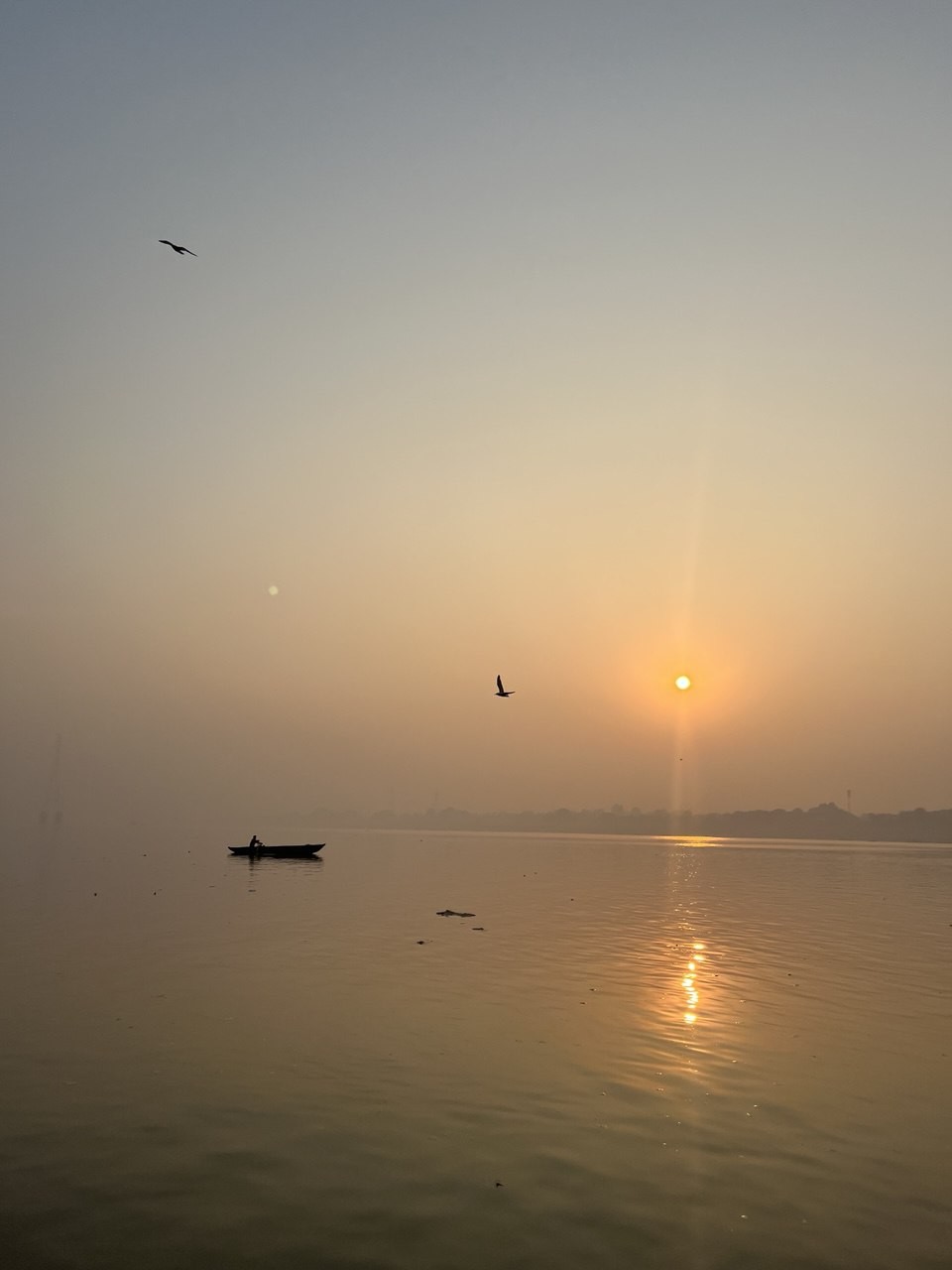 Артемий прекрасный рассказчик, владеющий большими знаниями о городе, о религиях, о истории. Живет и учится в