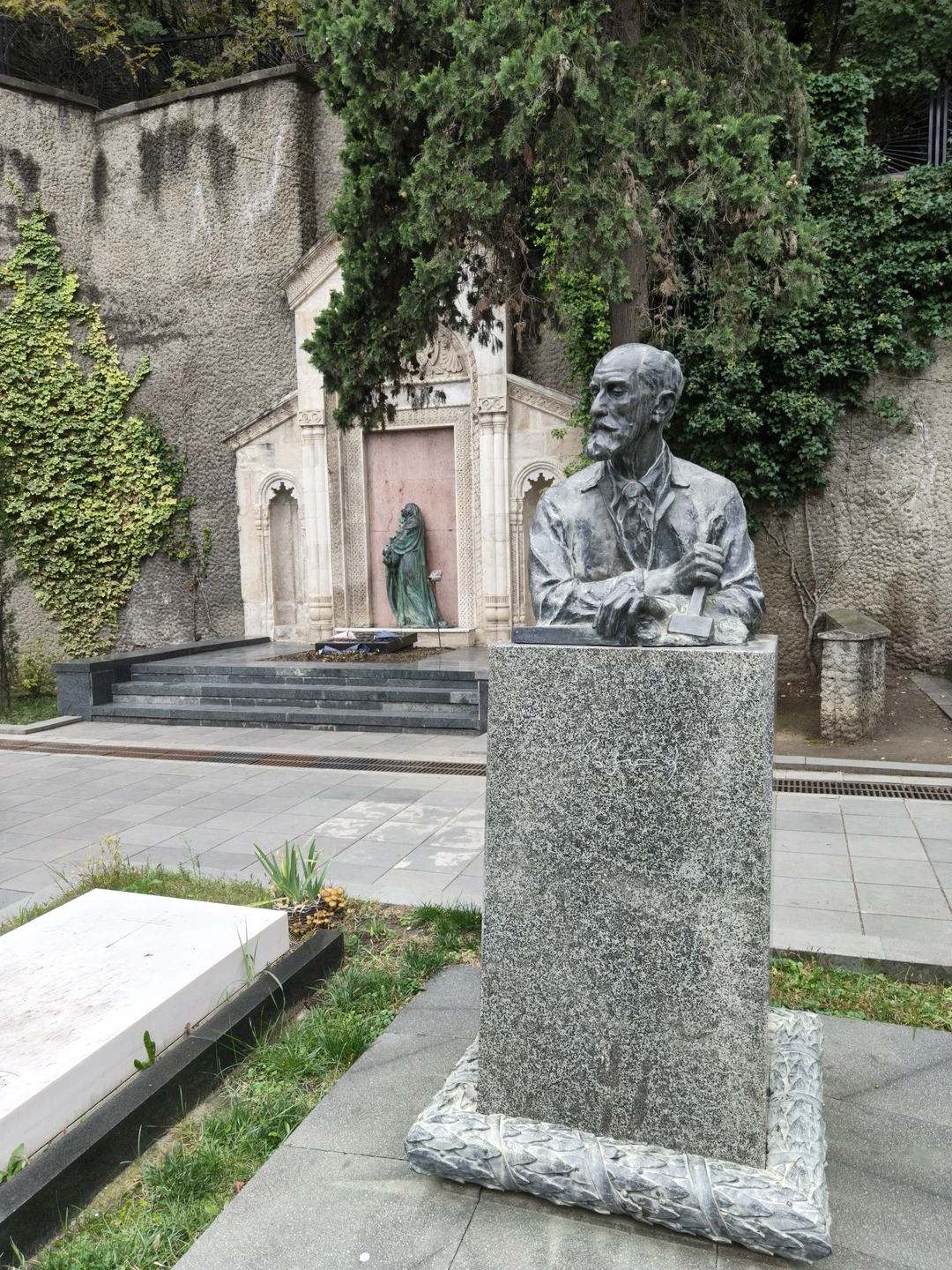 Экскурсия предлагает очень необычный взгляд на историю Грузии. В процессе прогулки мы видели могилы множества публичных