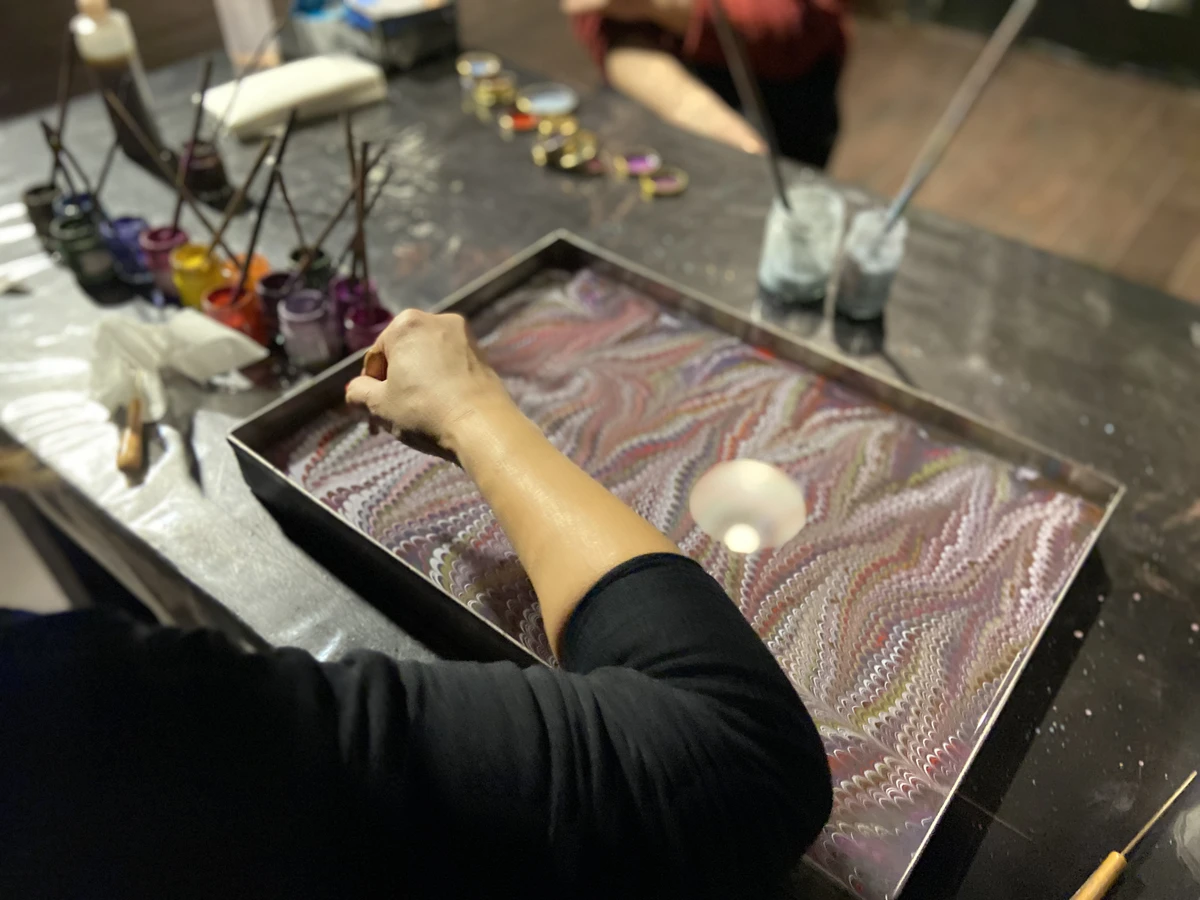 Рисовать на воде — мастер-класс по эбру в Стамбуле (9/15)