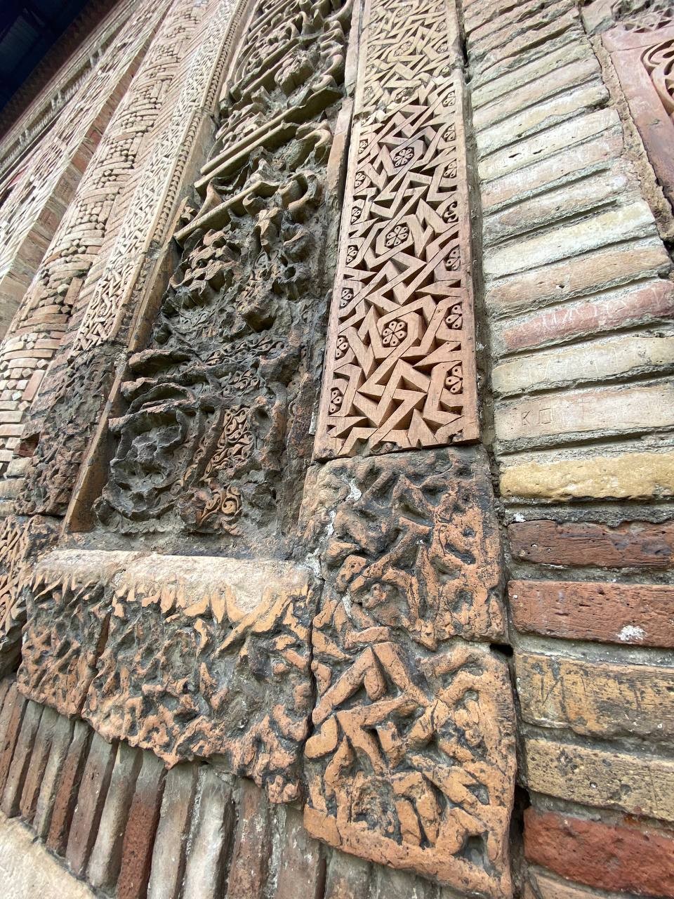 Действительно, не просто путешествие, а именно приключение. Насыщенное, захватывающее, с разнообразием впечатлений. Жара Бишкека сменяется прохладой