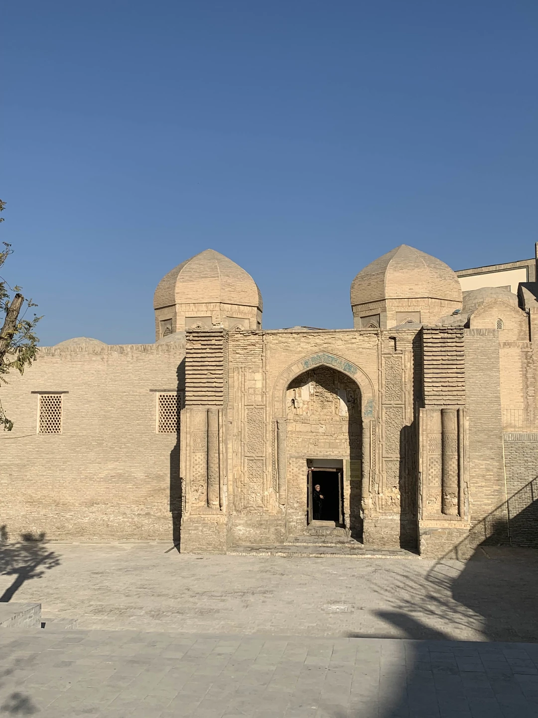 Совершенно чудесно, что мое знакомство с Бухарой началось именно с Ислома! Прекрасный рассказчик и интереснейший собеседник! Влюбилась в Бухару ❤️