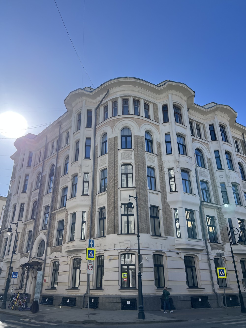 Фото Любовь и стендап на Патриарших прудах