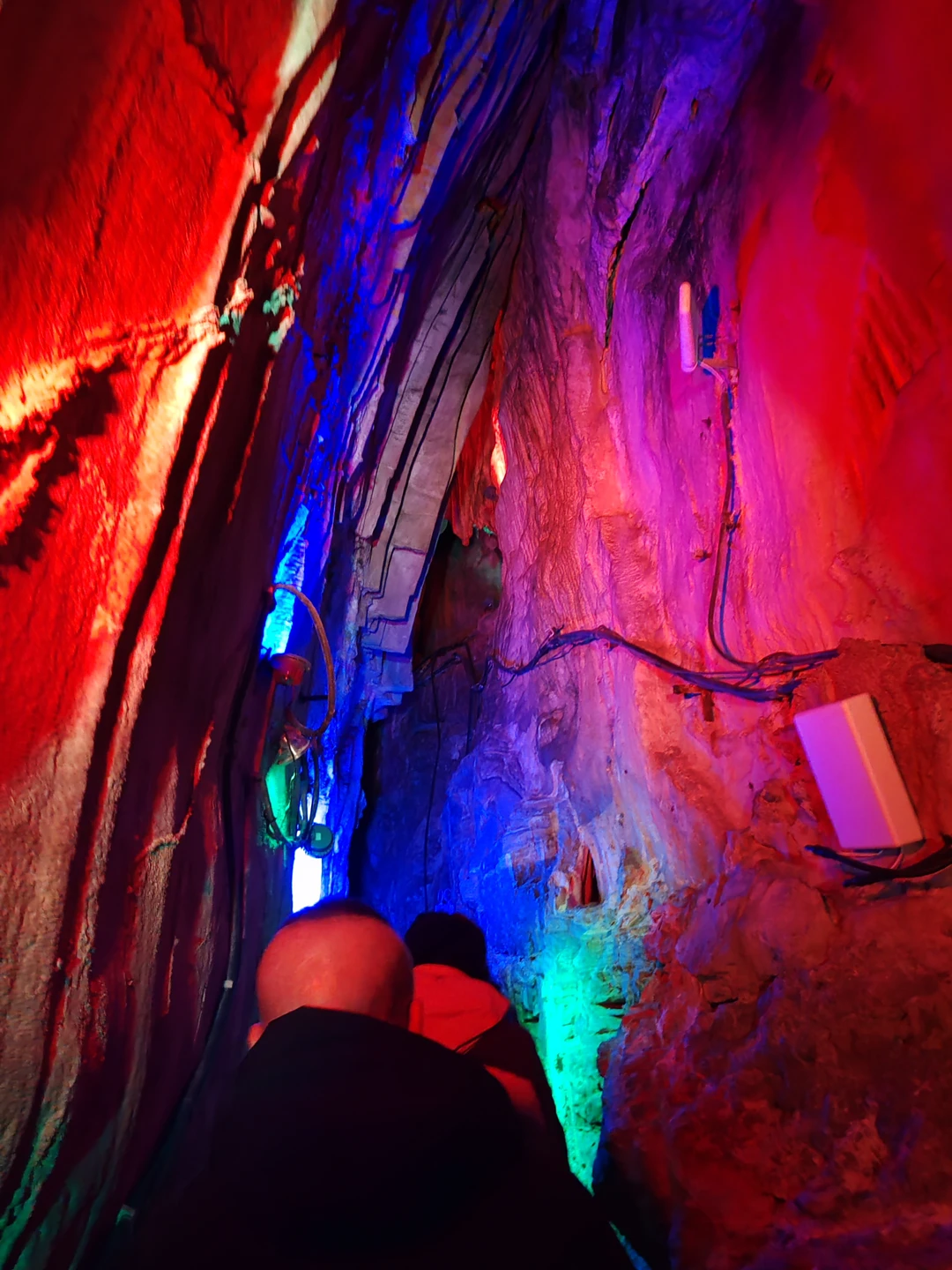 Большое спасибо Олегу за экскурсию на стеклянный мост. Быстро и комфортно доехали, познакомились с бытом жителей