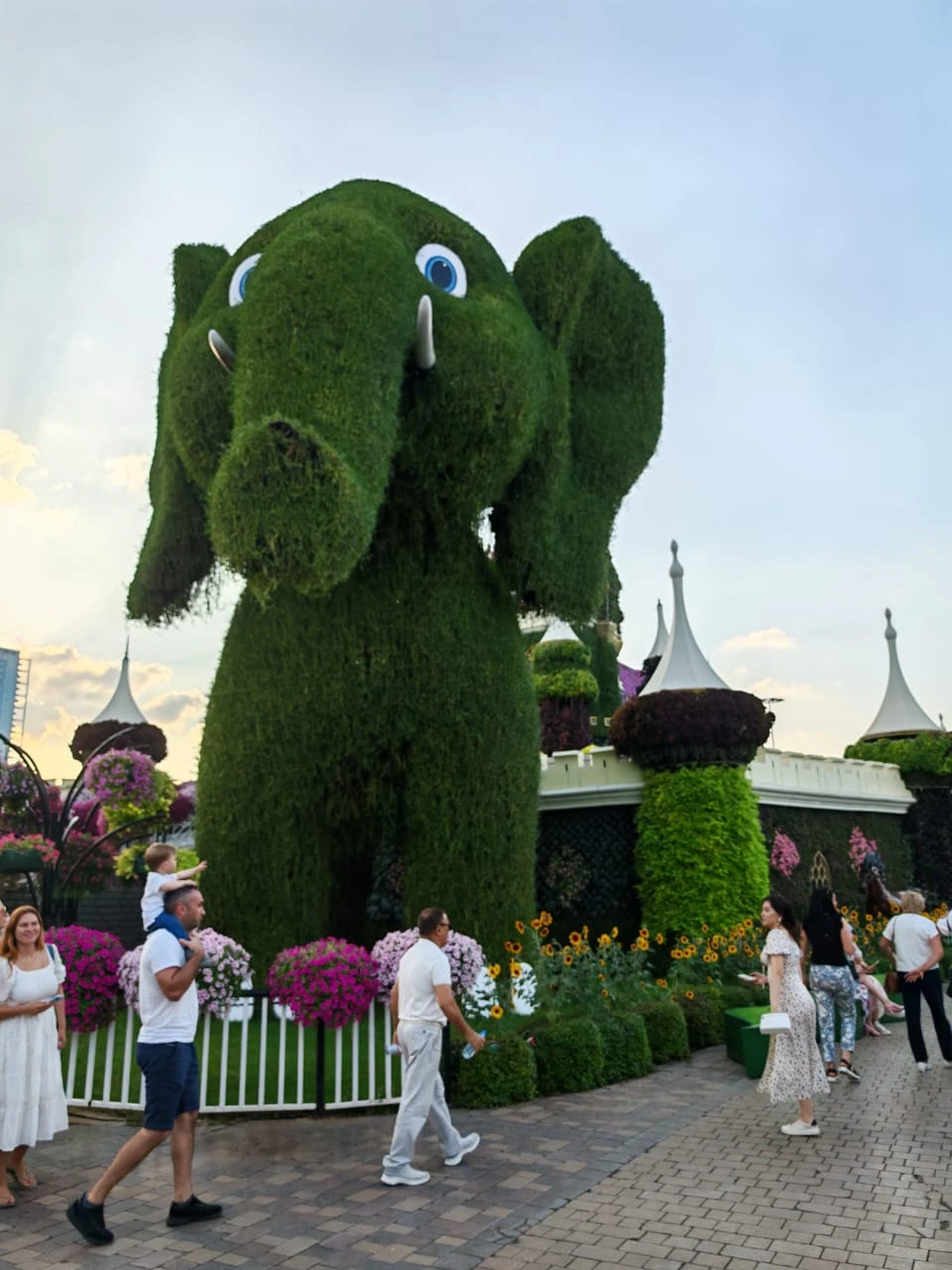 Отличный гид Азиз!!! Комфортная, чистая и безопасная машина. Прекрасные знания истории города и страны, обычаев, законов