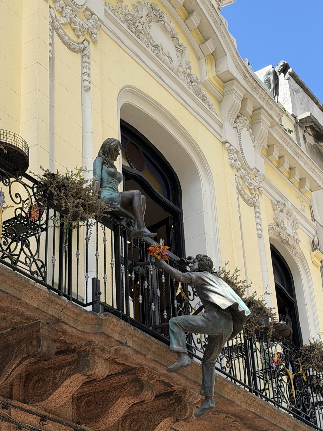 Мы провели прекрасный день в обществе Евгения, который за короткое время остановки нашего корабля смог познакомить