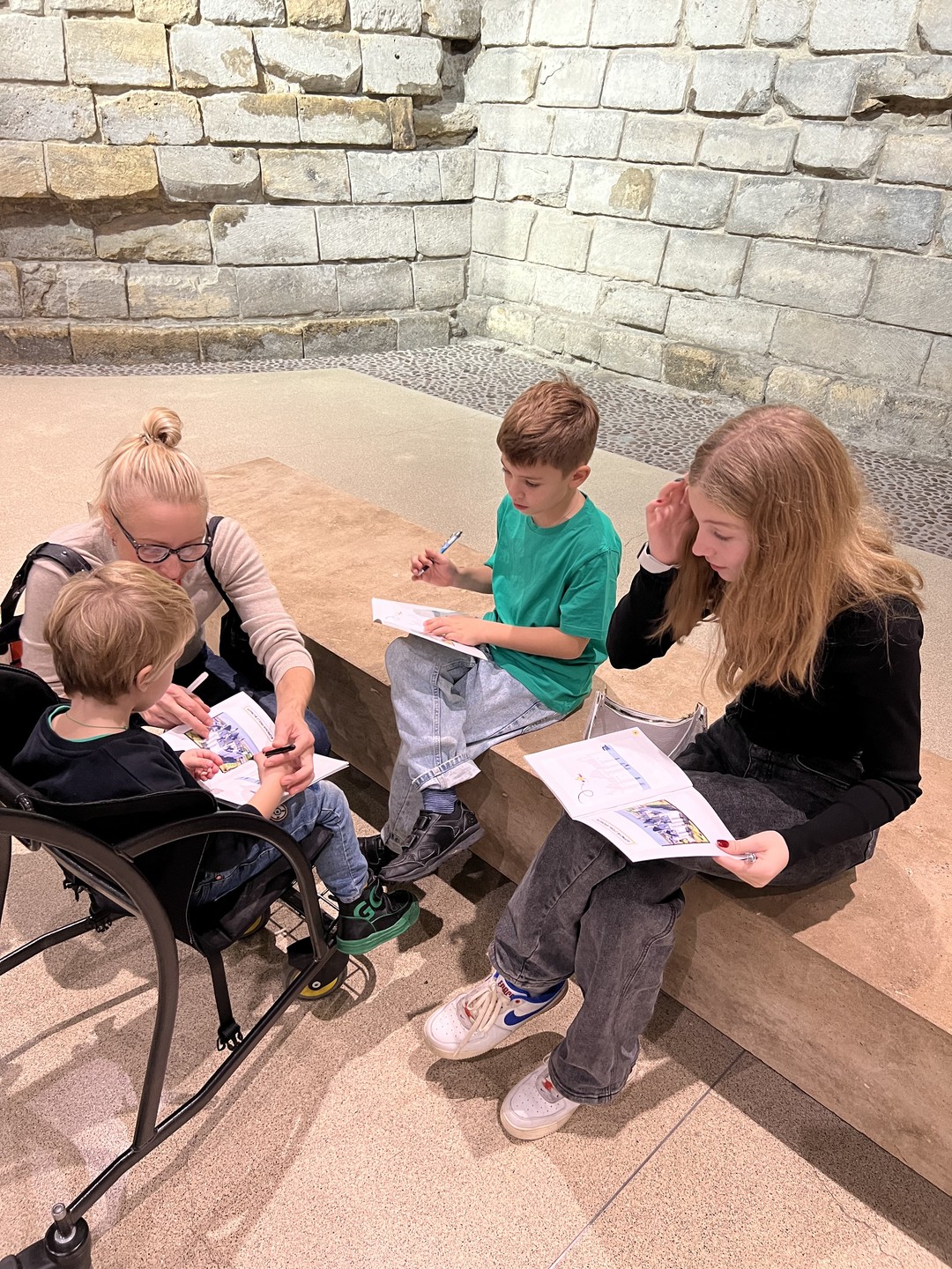 Для нас экскурсию проводила Деля. И это было 2 часа сплошного удовольствия не только детям, но