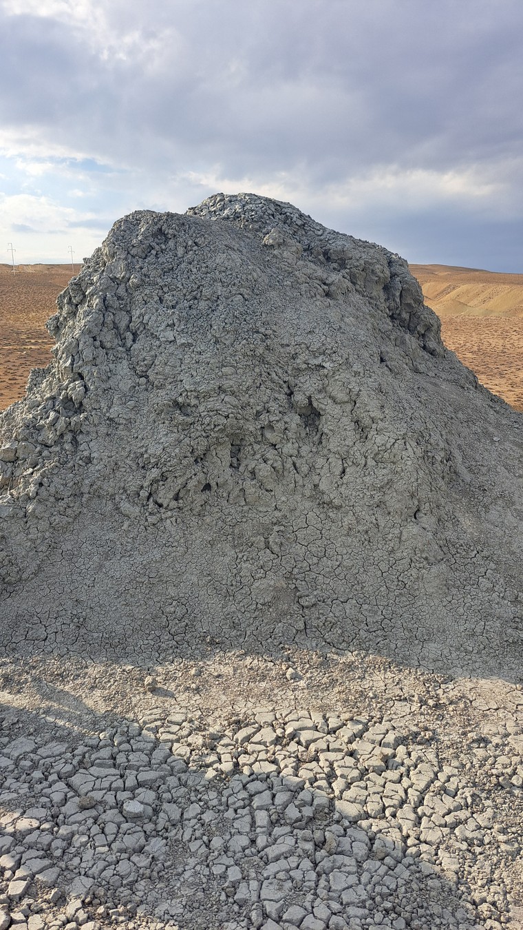 Агатовые горы Хызы, грязевые вулканы, розовое озеро и скала Бешбармаг (18/21)