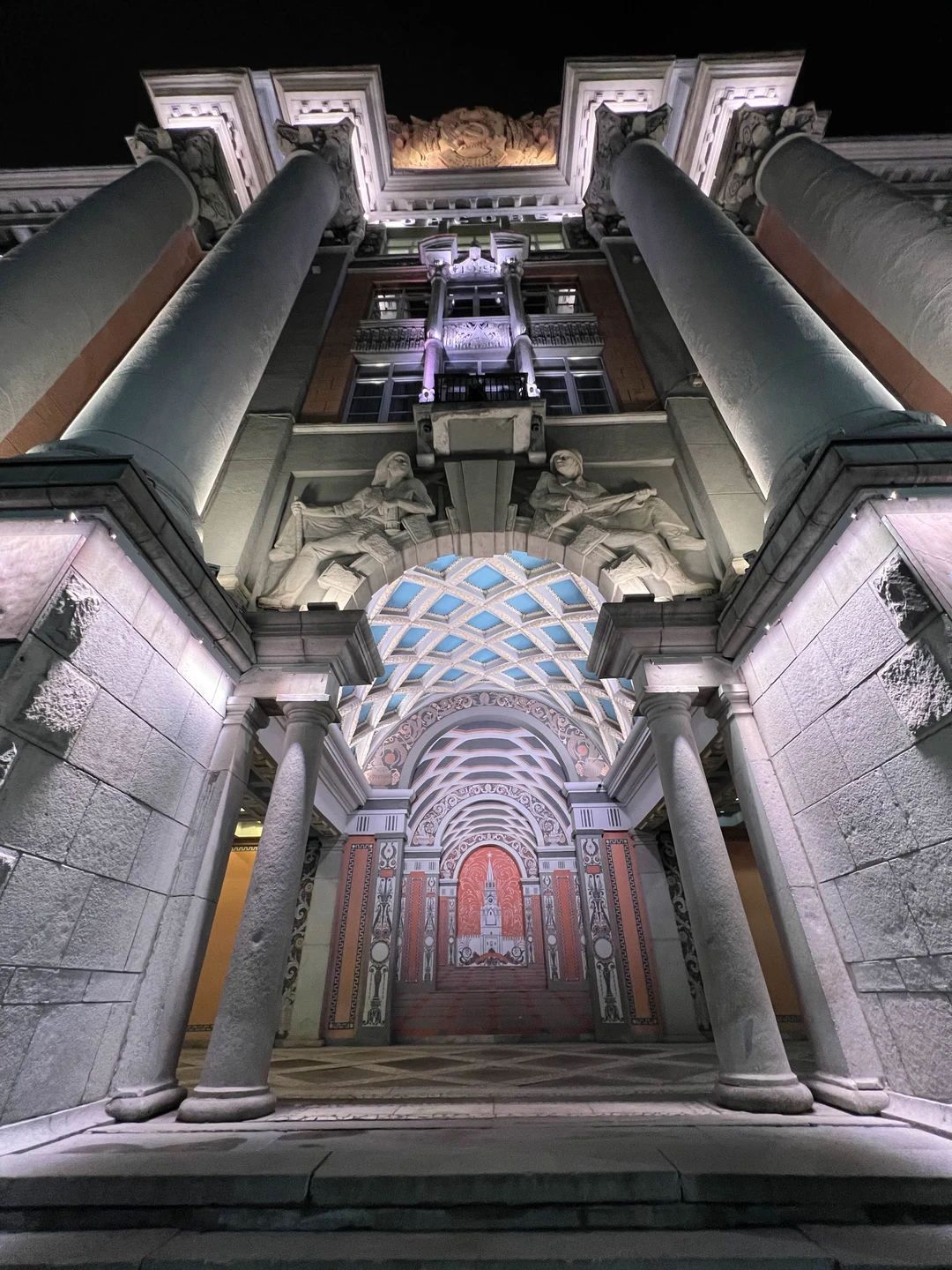 Поскольку в городе по работе, нужна была именно вечерняя экскурсия. Все прошло идеально, очень интересный рассказ