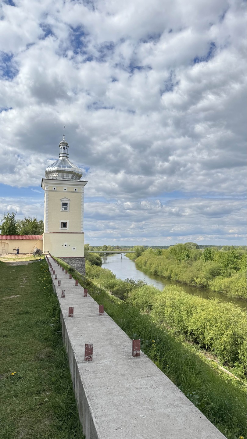 Поездка замечательная. Машина комфортная. Втроем нам было супер Много рассказов по дороге. Александр очень приятный собеседник и маршрут особенный.