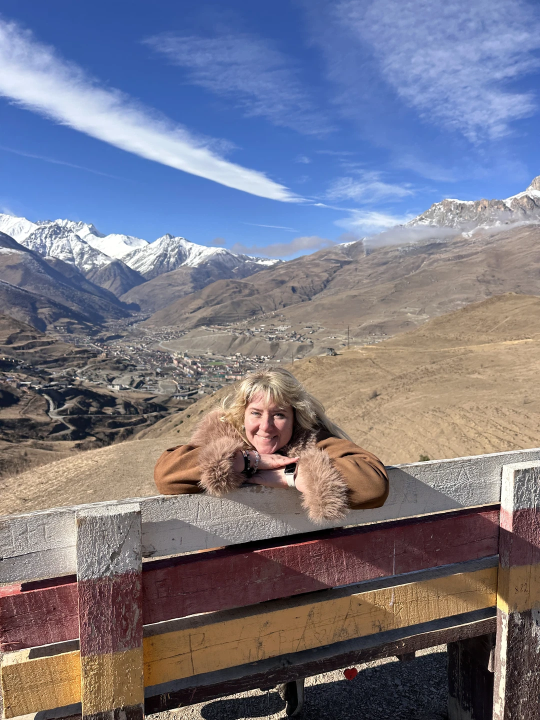 Маршрут продуман до мелочей: потрясающие горные пейзажи, древние башенные комплексы, ущелья и смотровые площадки, от которых