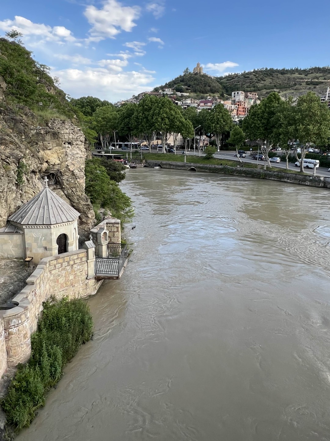 Отличная экскурсия с эрудированным и грамотным гидом Бесо. Насыщенный день осмотра Тбилиси был незабываем! Очень много