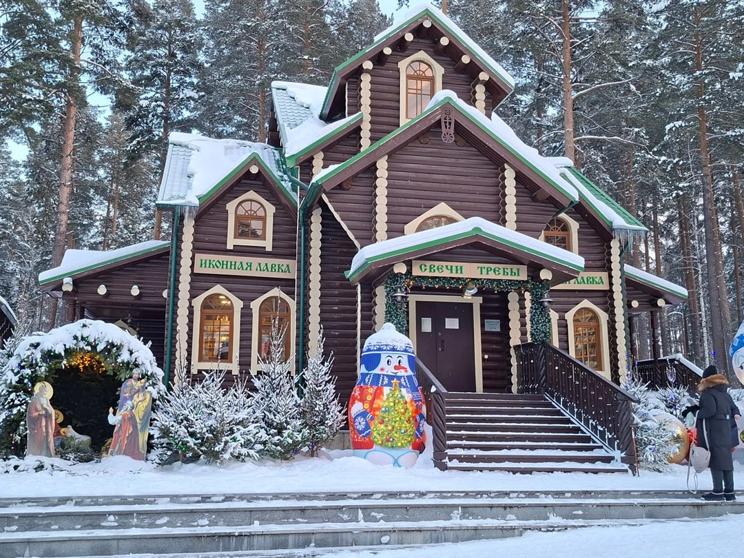 Хорошая экскурсия в дополнение к пешеходной по самому центру. Эта, которая большей частью была на комфортабельном