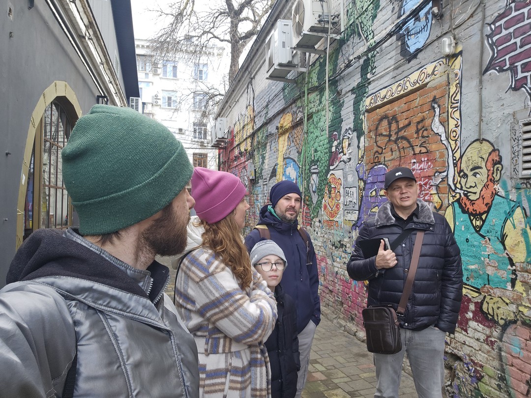 Экскурсия "Кинопоход: Краснодар" - это захватывающий пеший маршрут по местам съёмок фильмов в центре Краснодара. Происходило