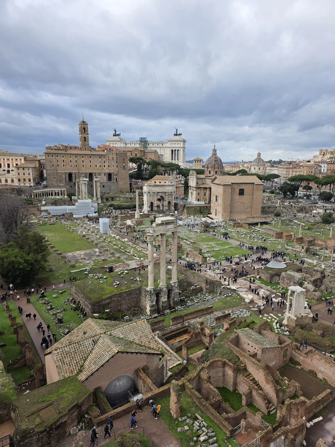 У нас был гид Олег, рассказывал очень увлекательно, подробно, но с юмором! Рекомендую!